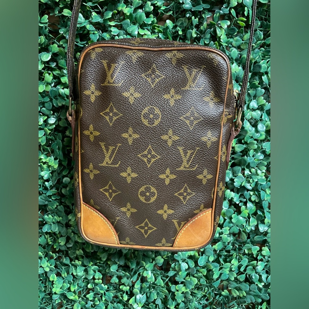 Louis Vuitton - Vintage Danube Monogram Canvas Crossbody Bag - 2002 - Picture 7 of 16